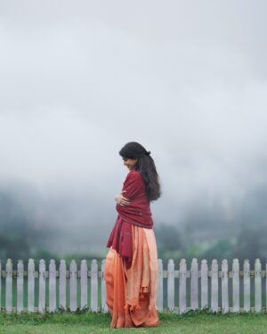 Ananthika Sanilkumar Instagram - This Dussehra, meet the elegance called SHUDDHI AYODHYA ❤️‍🔥

‘Shuddhi Ayodhya’ character teaser from #8Vasanthalu out tomorrow at 11.07 AM ✨

A @phanindranarsetti film
Produced by @mythriofficial

Starring @ananthika_sanilkumar ravitheja_duggirala @hanureddyy @itlumeekanna @sanjanahardageri @sameerakishore5 #SwarajRebbapragada 

Music by @heshamabdulwahab
DOP @vish.visuals 
Editor @shashank_mali
Executive Producer @babasaikumar
Costumes & Styling @sumaiya.alam 
Action Choreography @anji_fight_master
Sound Design @sync.cinema
Poster Designer @bharanidharannn
PRO @ursvamsishekar