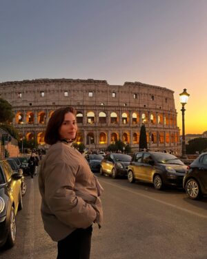 Andrea Duro Instagram - Tuve un fin de año romano fantástico ✨

Tengo tantas fotos del año anterior, que no podría elegir ningún momento favorito porque tengo millones. 

El 2024 empezó siendo un año de despedidas, no era consciente de lo necesarias que eran, hasta que lo fui… obvio🤣

2024 ha sido el año de reencontrarme a mí misma. 
De terapia, terapia y terapia. 
De encontrar amigas nuevas y mantener a los de siempre.
De encontrar un hogar o dos… incluso tres y cuatro❤️🏡 y estar eternamente agradecida. 
Rodar, rodar y más rodar. 
Trabajar con marcas increíbles. 
Comprar mi casa nueva. 
Meterme en una reforma. 
Leer, leer y más leer. 
Viajar. 
Comer y beber. 
Disfrutar. 
Enamorarme. 

Not bad… 😂❤️ vivido queda. 

Espero que el 2025 sea muy feliz para todos 🙏🏻🥰