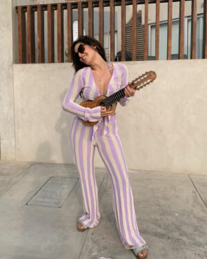 Andrea Luna Instagram - Amo esto 🎶🎼🥁
Y esto ☀️🔥 y esto 🎬
Look @capittana ☀️💓