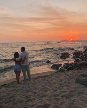 Andrea Luna Instagram - Amo esto 🎶🎼🥁
Y esto ☀️🔥 y esto 🎬
Look @capittana ☀️💓