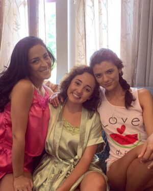 Andrea Luna Instagram - Desde hoy pueden encontrar la segunda temporada de @princesasperutv en @vix 
Lo máximo @miguel_zuloaga 👏🏻👏🏻👏🏻❤️🎬 ¿Cuántos son Zamara Lovers? 
#BRUJAS #PRIME #VIX #zamaramachuca #zamara