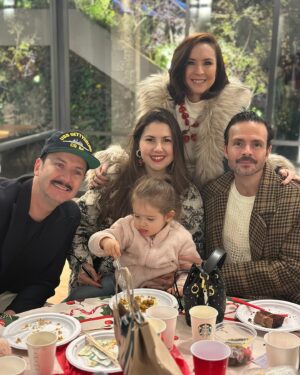 Andrea Torre Instagram - Reunión de despedida de la familia Castañeda Torre ✈️🇪🇸🏠

Les deseamos que este sea el inicio de una etapa llena de puras cosas buenas para ustedes. Saben que siempre estaremos apoyándolos y cuando lo necesiten ❤️
Los amamos @mariatorreh, @alonso.aca, Lucky y Leo ✨

—

#ATH🍄 #andreatorre #family #photodump #familia #familyfirst #buenviaje