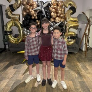 Andrea Torre Instagram - ¡En la Torre! 🎊

✨Listos para recibir todo lo bueno que el año nuevo traerá ✨

¡Este será un gran año!
. 
Mis hermosos globos de @globosmadai_cuernavaca . Gracias Cheko como siempre una belleza 

—

#torremomz #torrekidz #mamaenlatorre #familia #andreatorre #photodump #añonuevo #newyear #feliz2025