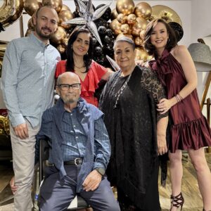 Andrea Torre Instagram - ¡En la Torre! 🎊

✨Listos para recibir todo lo bueno que el año nuevo traerá ✨

¡Este será un gran año!
. 
Mis hermosos globos de @globosmadai_cuernavaca . Gracias Cheko como siempre una belleza 

—

#torremomz #torrekidz #mamaenlatorre #familia #andreatorre #photodump #añonuevo #newyear #feliz2025