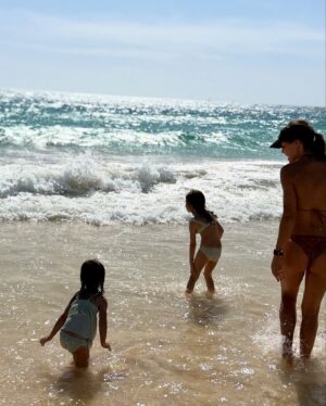 Andreia Rodrigues Instagram - Cabo Verde! Entrámos em 2025 conectados com  o mar, a terra, o sol, a dançar! Juntos! Sou muito feliz aqui! 

1 - Primeiro dia de praia …
2 - Praia de Santa Maria..
3 - A meia noite ✨
4 - O look da passagem de ano! Obrigada @roselyn_silva - era exatamente assim que me imaginava 🙏🏻
5 - É amor! 
6 - Meus amores ❤️
7 - Nós, elas e as conchas 🐚
8 - Nós!
9 - Elas e as ondas quentes…
10 - A foto tirada, depois da última corrida, na praia! Até já, Ilha do Sal! 

Se devemos voltar a lugares onde fomos felizes? Com toda a certeza! 🩵