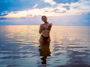 Angela Morena Instagram - calm waves and the colors of a fading sunset.