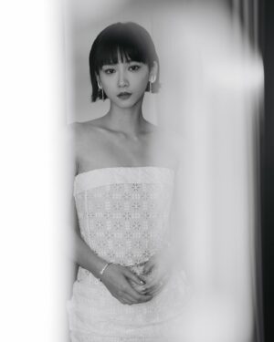 Angela Yuen Instagram - 又一年的金馬。

在金馬影展看了十五部電影，上了兩個大師課，還在大師課看到了仰望的 Everything Everywhere All At Once 的主創們。幾個小時課中幾近瘋狂不能自己，一直不自覺的hyperventilate，內心又哭又笑。EEAAO 是對我來說很重要的電影，是兩年前的當頭棒喝。上完大師課有一種難以形容的感覺，沉澱了兩日，依然未完全確定係乜，我可能會形容為找回某種心跳，而我覺得這個感覺是重要的。

感謝金馬！

Photography @ililyyy
Makeup @jennyshih_ 
Hair @miley_shen 
Wearing @Chanel.official
#CHANELCruise 
#CHANELHighJewelry
#CHANELandCinema