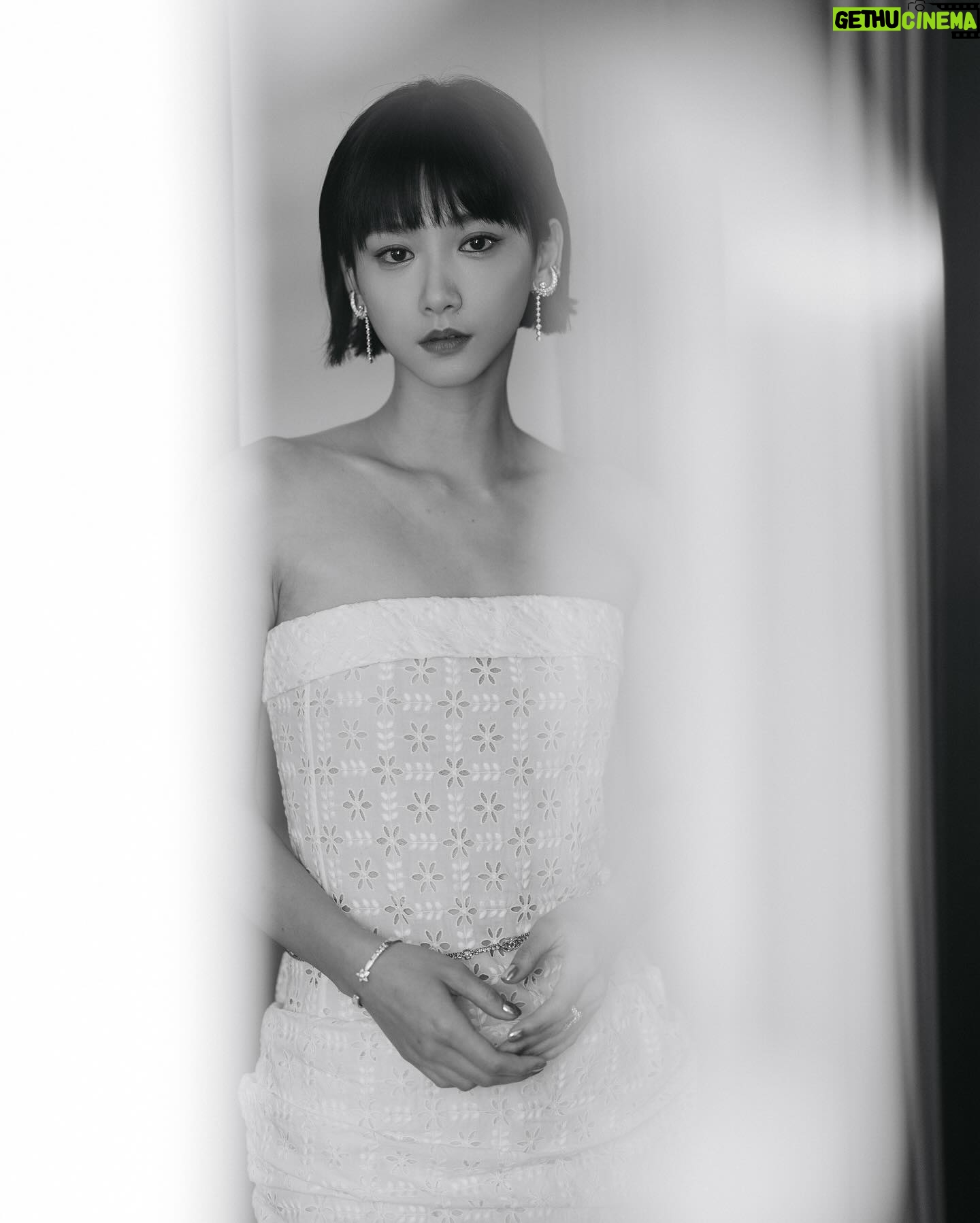 Angela Yuen - 15.6K Likes - 又一年的金馬。
在金馬影展看了十五部電影,上了兩個大師課,還在大師課看到了仰望的 Everything Everywhere All At Once 的主創們。幾個小時課中幾近瘋狂不能自己,一直不自覺的hyperventilate,內心又哭又笑。EEAAO 是對我來說很重要的電影,是兩年前的當頭棒喝。上完大師課有一種難以形容的感覺,沉澱了兩日,依然未完全確定係乜,我可能會形容為找回某種心跳,而我覺得這個感覺是重要的。
感謝金馬!
Photography @ililyyy
Makeup @jennyshih_
Hair @miley_shen
Wearing @Chanel.official
#CHANELCruise
#CHANELHighJewelry
#CHANELandCinema