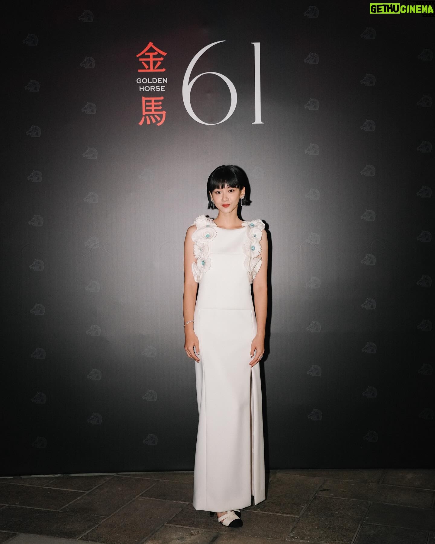 Angela Yuen - 15.6K Likes - 又一年的金馬。
在金馬影展看了十五部電影,上了兩個大師課,還在大師課看到了仰望的 Everything Everywhere All At Once 的主創們。幾個小時課中幾近瘋狂不能自己,一直不自覺的hyperventilate,內心又哭又笑。EEAAO 是對我來說很重要的電影,是兩年前的當頭棒喝。上完大師課有一種難以形容的感覺,沉澱了兩日,依然未完全確定係乜,我可能會形容為找回某種心跳,而我覺得這個感覺是重要的。
感謝金馬!
Photography @ililyyy
Makeup @jennyshih_
Hair @miley_shen
Wearing @Chanel.official
#CHANELCruise
#CHANELHighJewelry
#CHANELandCinema