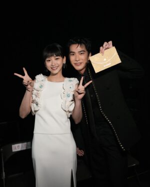 Angela Yuen Instagram - 又一年的金馬。

在金馬影展看了十五部電影，上了兩個大師課，還在大師課看到了仰望的 Everything Everywhere All At Once 的主創們。幾個小時課中幾近瘋狂不能自己，一直不自覺的hyperventilate，內心又哭又笑。EEAAO 是對我來說很重要的電影，是兩年前的當頭棒喝。上完大師課有一種難以形容的感覺，沉澱了兩日，依然未完全確定係乜，我可能會形容為找回某種心跳，而我覺得這個感覺是重要的。

感謝金馬！

Photography @ililyyy
Makeup @jennyshih_ 
Hair @miley_shen 
Wearing @Chanel.official
#CHANELCruise 
#CHANELHighJewelry
#CHANELandCinema
