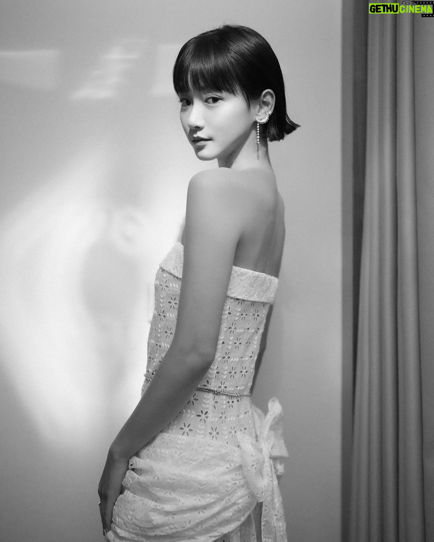 Angela Yuen - 15.6K Likes - 又一年的金馬。
在金馬影展看了十五部電影,上了兩個大師課,還在大師課看到了仰望的 Everything Everywhere All At Once 的主創們。幾個小時課中幾近瘋狂不能自己,一直不自覺的hyperventilate,內心又哭又笑。EEAAO 是對我來說很重要的電影,是兩年前的當頭棒喝。上完大師課有一種難以形容的感覺,沉澱了兩日,依然未完全確定係乜,我可能會形容為找回某種心跳,而我覺得這個感覺是重要的。
感謝金馬!
Photography @ililyyy
Makeup @jennyshih_
Hair @miley_shen
Wearing @Chanel.official
#CHANELCruise
#CHANELHighJewelry
#CHANELandCinema