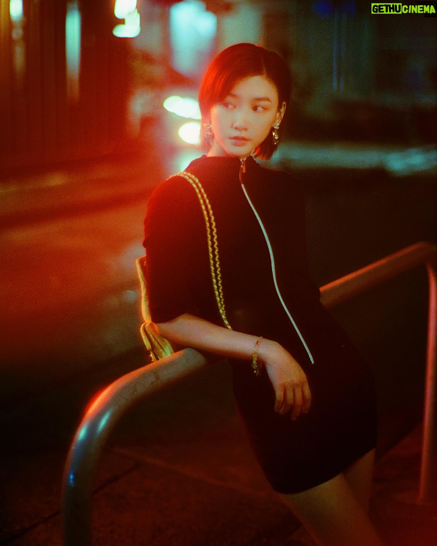 Angela Yuen - 17.5K Likes - In the mood for “Modern Flirt.” 🏢✨
I’m thrilled to share this power project I’ve been anticipating. Directed by Audrey Diwan, the short film is now out!
🎬 Director @audrey.diwan
📸 Photographer @wingshya
#CHANELcruise #CHANELshow @chanelofficial