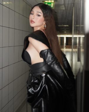 Angeli Khang Instagram - Sprinkle Sprinkle ✨

#dubaishow
HMUA: @verathirdyq 
Stylist: @harvey_cenit 
Photographer: @beeteell