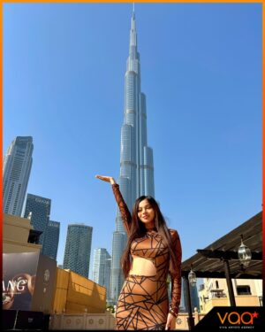 Angeli Khang Instagram - LOOK: Angeli Khang stuns at Dubai's Burj Khalifa 🧡

Next stop: November 21 at Buffalo Lounge, Bahrain ✈️ See you there!

#VAA #AngeliKhang