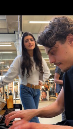 Angelina Jordan Instagram - Watch this blind man’s REACTION when she sings BOHEMIAN RHAPSODY 🥹🥹🥹
.
I was playing in London ST Pancras station when the world-famous singer @angelinajordana came up to me.. but we didn’t expect this man to come and enjoy the music with us.. 
.
The whole station was shocked at how MAGIC this moment was 🥹 
.
#piano #bohemianrhapsody #publicpiano #AngelinaJordan