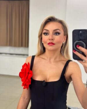 Angelique Boyer Instagram - Fue divertido y todo un reto KORINA 
Pero gracias a un gran team logré sentirme inspirada cada día, creando looks en cada función! Una locura cada día! 🏃🏻‍♀️💄💇🏼‍♀️👗

Todo fue posible gracias a los que directa e indirectamente me ayudaron!!! 
@pp_ayala @samuelgiron @sebastianrulli