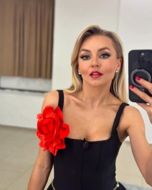 Angelique Boyer Instagram - Fue divertido y todo un reto KORINA 
Pero gracias a un gran team logré sentirme inspirada cada día, creando looks en cada función! Una locura cada día! 🏃🏻‍♀️💄💇🏼‍♀️👗

Todo fue posible gracias a los que directa e indirectamente me ayudaron!!! 
@pp_ayala @samuelgiron @sebastianrulli