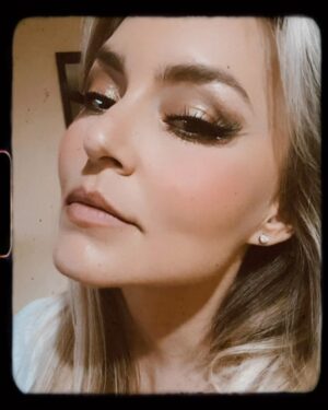 Angelique Boyer Instagram - Fue divertido y todo un reto KORINA 
Pero gracias a un gran team logré sentirme inspirada cada día, creando looks en cada función! Una locura cada día! 🏃🏻‍♀️💄💇🏼‍♀️👗

Todo fue posible gracias a los que directa e indirectamente me ayudaron!!! 
@pp_ayala @samuelgiron @sebastianrulli