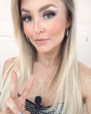 Angelique Boyer Instagram - Fue divertido y todo un reto KORINA 
Pero gracias a un gran team logré sentirme inspirada cada día, creando looks en cada función! Una locura cada día! 🏃🏻‍♀️💄💇🏼‍♀️👗

Todo fue posible gracias a los que directa e indirectamente me ayudaron!!! 
@pp_ayala @samuelgiron @sebastianrulli