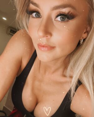 Angelique Boyer Instagram - Fue divertido y todo un reto KORINA 
Pero gracias a un gran team logré sentirme inspirada cada día, creando looks en cada función! Una locura cada día! 🏃🏻‍♀️💄💇🏼‍♀️👗

Todo fue posible gracias a los que directa e indirectamente me ayudaron!!! 
@pp_ayala @samuelgiron @sebastianrulli