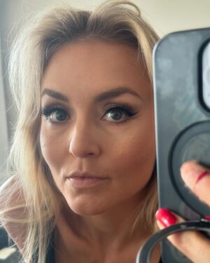 Angelique Boyer Instagram - Fue divertido y todo un reto KORINA 
Pero gracias a un gran team logré sentirme inspirada cada día, creando looks en cada función! Una locura cada día! 🏃🏻‍♀️💄💇🏼‍♀️👗

Todo fue posible gracias a los que directa e indirectamente me ayudaron!!! 
@pp_ayala @samuelgiron @sebastianrulli