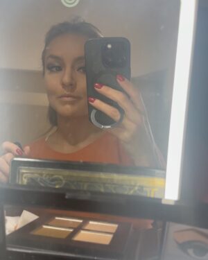 Angelique Boyer Instagram - Fue divertido y todo un reto KORINA 
Pero gracias a un gran team logré sentirme inspirada cada día, creando looks en cada función! Una locura cada día! 🏃🏻‍♀️💄💇🏼‍♀️👗

Todo fue posible gracias a los que directa e indirectamente me ayudaron!!! 
@pp_ayala @samuelgiron @sebastianrulli