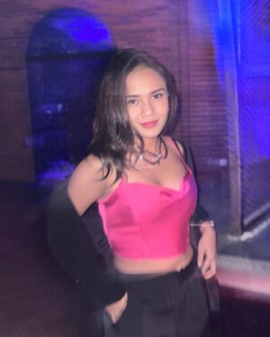 Angie Ang Instagram - Dolled up to go to the biggest club located in Bandung! Such an experience! ❤️🫰🏼 
.
.
Pas nyampe bingung, ini mana tempatnya tapi kok parkiran penuh nuh nuuhhhhh dan antrian masuknya oanjang banget.. ternyata lokasinya literally di bawah, bunker, basement dan WAW gede buanget 🤓 
Had so much fun there !!