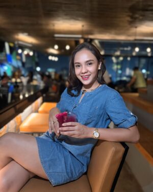 Angie Ang Instagram - Had a chill and relax nights in Bandung 🤏🏼🫰🏼
.
.
Kemaren aku nyobain hotel yang check outnya 24 jam setelah kita check in 😂 baru nemu hotel begini… ga perlu buru-buru jam 11 udah packing hahaha…
Terus ternyata di atasnya ada bar gini, baru buka juga… lah cocktailsnya enakkkkk, dan spot fotonya banyak dan DJmya katanya tiap hariiiiii 🔥
tak terlewatkan doonggs 🤏🏼❤️