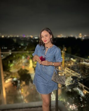 Angie Ang Instagram - Had a chill and relax nights in Bandung 🤏🏼🫰🏼
.
.
Kemaren aku nyobain hotel yang check outnya 24 jam setelah kita check in 😂 baru nemu hotel begini… ga perlu buru-buru jam 11 udah packing hahaha…
Terus ternyata di atasnya ada bar gini, baru buka juga… lah cocktailsnya enakkkkk, dan spot fotonya banyak dan DJmya katanya tiap hariiiiii 🔥
tak terlewatkan doonggs 🤏🏼❤️