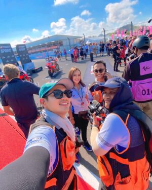 Angie Ang Instagram - Saturday Race is sooo fun! 
Say hi to Abang Tato who steals pole from his buddy, Dixon at #MandalikaCircuit
Duo Ducati started from the second row and ended up at podium! Martinator still confused about the crash and finished at 10th.. 
For some riders, the qualifying is not running well the way they want it to be done, but for Sprint Race, I believe Marc is so happy because today he gets his first point ever here, in #IndonesianGP 🦋🦋🦋
See you tomorrow GPMania! 
#NontonMandalikaDiTRANS7