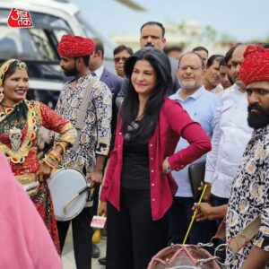 Anjana Om Kashyap Instagram - लाल चुनरी का रंग, पधारो मारे देस वाले धुन के संग 

राजस्थान का चुनावी 'रण' आजतक के 'हेलीकॉप्टर शॉट' के संग

#Rajtilak #LokSabhaElection2024 @anjanaomkashyap_aok