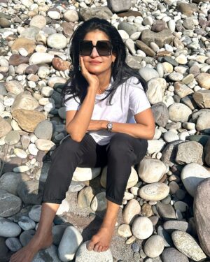 Anjana Om Kashyap Instagram - कांधे पे अपने सूरज टिका के …2💫25!