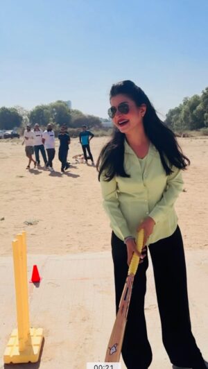 Anjana Om Kashyap Instagram - हर गली में धोनी है! लास्ट शॉट में तो मैंने मतलब गर्दा कर दिया! 😊अहमदाबाद में सरदार क्रिकेट क्लब के मेधावी खिलाड़ियों का धन्यवाद कि ऐसा मौक़ा दिया …राजतिलक के हेलिकॉप्टर शॉट में सुबह टेक ऑफ के पहले थोड़ा वक्त मिला तो बच्चों के साथ सुपर फन क्रिकेट हो गया!