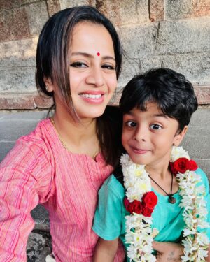 Anjana Rangan Instagram - #aboutyesterday : Temple visits are beautiful! Heart is Full ♥️ 
Pic 1 : Happy Rudhu , with his special maalai 
Pic 2 : Clicked by Rudhu 
Pic 3 : Temple visits are never complete without prasadham.. esply puliyodharai 🤤
Pic 4 : Good vibes only😇