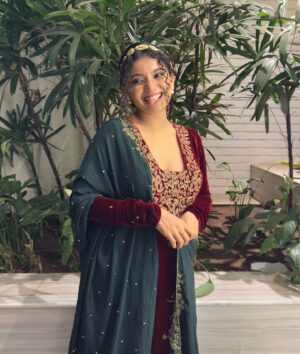 Anna Ben Instagram - When Christmas and weddings collide ❤️🎄

Wearing @kalaakaari 
@goldencup_rental_jewellery 
@shimnaabdullaofficial thanks my girl ❤️