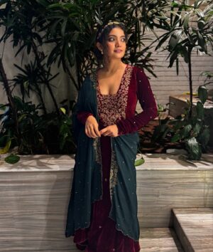 Anna Ben Instagram - When Christmas and weddings collide ❤️🎄

Wearing @kalaakaari 
@goldencup_rental_jewellery 
@shimnaabdullaofficial thanks my girl ❤️