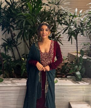 Anna Ben Instagram - When Christmas and weddings collide ❤️🎄

Wearing @kalaakaari 
@goldencup_rental_jewellery 
@shimnaabdullaofficial thanks my girl ❤️