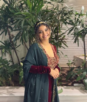 Anna Ben Instagram - When Christmas and weddings collide ❤️🎄

Wearing @kalaakaari 
@goldencup_rental_jewellery 
@shimnaabdullaofficial thanks my girl ❤️