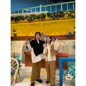 Anna Ishii Instagram - 2025年1月16日より
ドラマ「私は整形美人」に出演します。

このお話をいただいた時に
原作と韓国版ドラマを拝見し、主人公の挫折と葛藤を前向きに明るく描き、読み手の心情にも寄り添ってくれる物語にとても魅力を感じました。

今の時代に、みなさまが強く生きる糧となるように
心を込めて作りました。

リズミカルでポップなラブコメ要素と
笑って泣いて怒って成長していくヒューマンドラマ要素をぜひ堪能していただきたいです！！

p.s.
実は、ドラマ撮影終えて、
「土曜はナニする！？」で本田響矢さんと一緒になり
2人で写真撮ったのですが
このドラマの解禁前で宙ぶらりんになっていた写真も添えてみました。