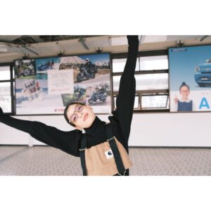 Anna Ishii Instagram - 🚄✌︎

寒くなってきたので、お身体に気をつけて過ごしてくださいね。

本日よりAmazonPrimeドラマ「推しの子」が配信となります‼︎ぜひ‼︎