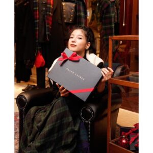Anna Ishii Instagram - 🎅🏻❄️🎁

がんばった自分へのご褒美や
大切な人へのギフトに。
可愛いアイテムやギフトボックスと共に
素敵なホリデーシーズンをお過ごしてください⭐︎

#RLCableKnit #PR
@poloralphlauren