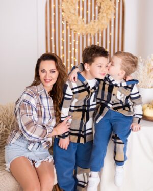 Anna Salivanchuk Instagram - Ну, що хороші мої, як рік стартував?
Я була з родиною, нагулялись, на сміялись , намагалась максимум взяти позитиву від батьків та дітей і в мене це вийшло🙏🏻
І сьогодні ще один Святий вечір, завтра ще одне Різдво, багато хто святкує по старому календарю, а по новому завтра Водохреще.
Я вважаю що не має різниці коли святкувати, головне бути з сімʼєю, щасливим і живим 🙏🏻
А ви коли святкуєте Різдво?
Фото @maryna_komarytska 
Мейк @maselska_mua