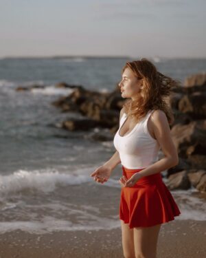 Anna Tsukanova-Kott Instagram - Как я худею? 

Лично у меня  2 после всех этих новогодних праздников. Как я худею? В первую очередь я отказываюсь от сахара, глютена и лактозы. Начинаю есть больше овощей и не забываю про качественный белок. Не ем мясо. Только рыбу. 

Добавляю псиллиум (шелуха подорожника в таблетках), альфа липоевую кислоту (снижает аппетит,  и chromium (снижает тягу к сладкому). Пью воду с лимоном и травяный чай. Важно, чтобы жидкости было достаточно. 

Покупаю хлеб только в лен и гречка, заменяю животные сыры на веганские ferment foods , перехожу на свежее кокосовое и миндальное молоко от prana milk и если не могу без сахара - ем чуть-чуть мед акации (он самый диетический считается). Питаюсь 3 раза в день. Обычно это завтрак в 10 , перекус в 13 и ужин в 18.

Важно помнить, что даже если вы едите #ПП и #ЗОЖ и превышаете 1500 ккал похудения не происходит. Так как вы все равно нагружаете организм калориями, но только полезными. Так что не налегайте особо на мед и бананы. 

ССЫЛКИ на ВСЕ продукты в ТЕЛЕГЕ в шапке профиля 🔼

PH @nataliamaksimovala 📸

#аннацукановакотт #ешьискусство #какяхудею #худеем #пп #зож #питание #диета #похудение #фигурамечты