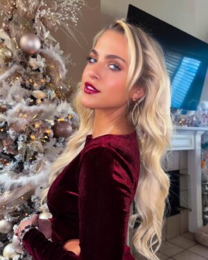 Anne Winters Instagram - Last night twas magical 💫💋🎄