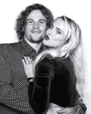 Anne Winters Instagram - Last night twas magical 💫💋🎄