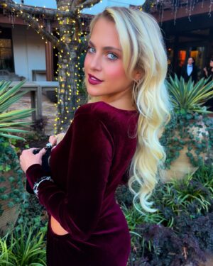 Anne Winters Instagram - Last night twas magical 💫💋🎄