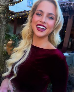 Anne Winters Instagram - Last night twas magical 💫💋🎄