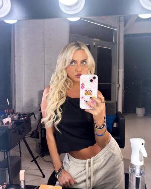 Anne Winters Instagram - First time getting my hair and makeup done for a shoot in my new body 💕 feeling confident af