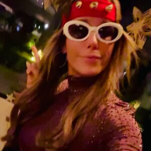Annemarie Carpendale Instagram - we did it again 💋💥💫🎄💝🔥👿

…diesmal allerdings mit Adventskranzabfackeln (Löschdecke am Start💪🏾🔥), Erste Hilfe Einsatz (der Landarzt musste ran❤️) & Schwiegerdad’s erstes Mal (geärgert wurde sich nur ein bisschen 😈)

#survivingchristmas #17years #andonandon #chaosfamily #happycookie #helloagain #bettertogether #merryXmas #von❤️ #toYOU 🫶🏽