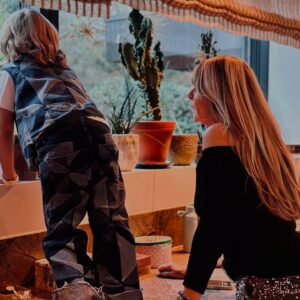Annemarie Carpendale Instagram - we did it again 💋💥💫🎄💝🔥👿

…diesmal allerdings mit Adventskranzabfackeln (Löschdecke am Start💪🏾🔥), Erste Hilfe Einsatz (der Landarzt musste ran❤️) & Schwiegerdad’s erstes Mal (geärgert wurde sich nur ein bisschen 😈)

#survivingchristmas #17years #andonandon #chaosfamily #happycookie #helloagain #bettertogether #merryXmas #von❤️ #toYOU 🫶🏽